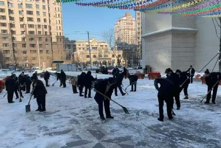 辛苦啦！800物業員工不間斷清雪100小時，這里7個小區地面露出，冰除雪凈