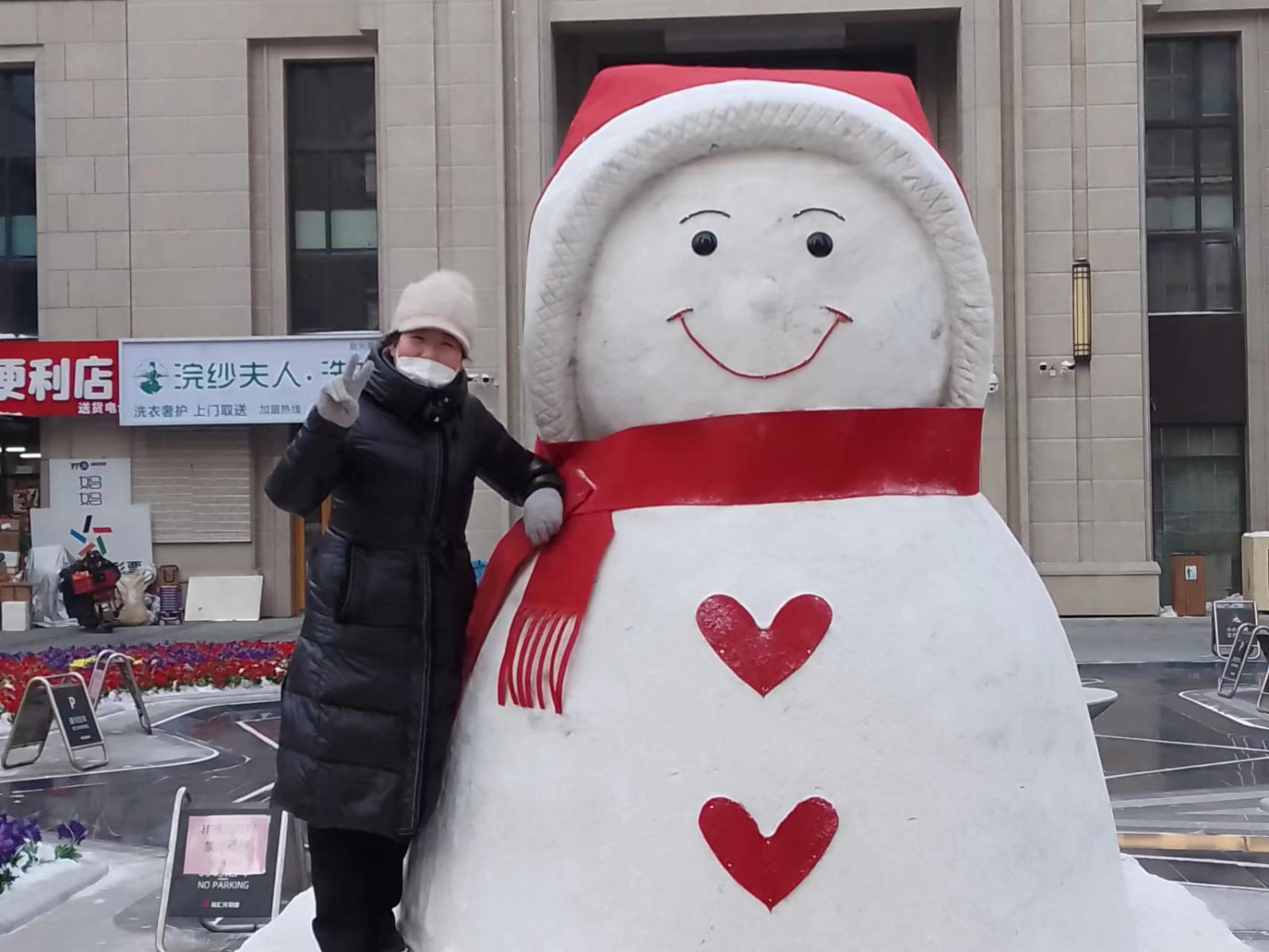 羨了！這個小區(qū)把江畔網(wǎng)紅大雪人“搬”到家門口