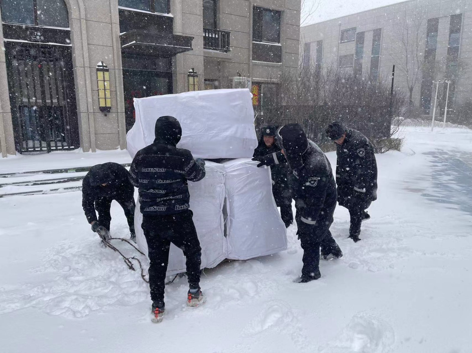 2萬物業人上陣清冰雪