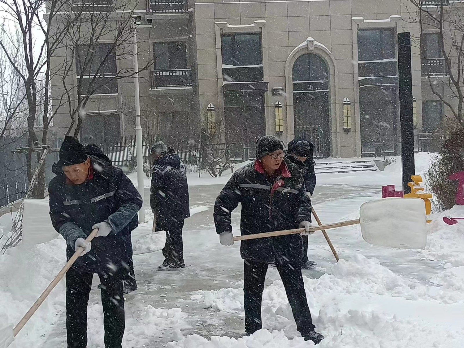 暴雪傾城 龍江物業人披風踏雪共筑防線 | 欣匯龍物業打響防凍、除冰雪攻堅戰！