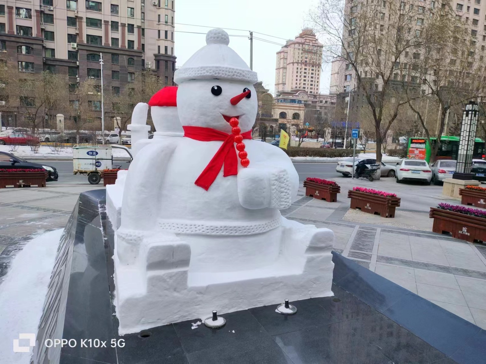 物業自制“大雪人” 居民紛紛來打卡